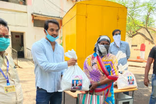 Avoid  expenese of mother-father death anniversary Gift of essential items to municipal cleaning workers