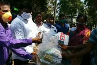 Provision of essentials for Telangana Migrant Workers in narseepatnam