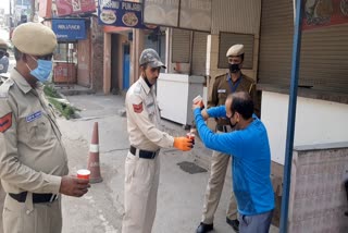 public supporting police personnel in sundernagar