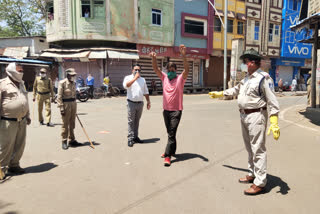 vehicle-drivers-given-unique-punishment-for-breaking-lock-down-in-ashoknagar