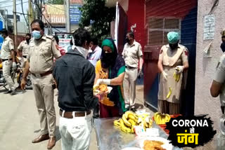 babita phoghat distributing food