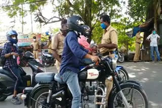 police in trivandrum city boarders  കൊവിഡ് ഹോട്ട്‌സ്‌പോട്ട്  തിരുവനന്തപുരം നഗരാതിര്‍ത്തി  ലോക്ക് ഡൗൺ നിയന്ത്രണങ്ങൾ  പൊലീസ് ബാരിക്കേഡ്