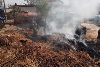 Lightning wire caught fire in crop going in tractor trolley in damoh