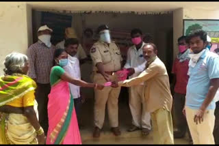 Police distributing essential goods to the poor people in Husnabad Siddipet district