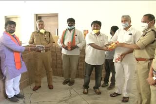 bjp-donates-fruit-juices-to-police-in-vijayawada