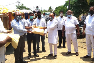 Former minister Sharanprakash Patil, who shared two thousand grain kits.