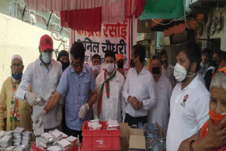 Delhi Congress state president Anil Chaudhary distributed food to the people