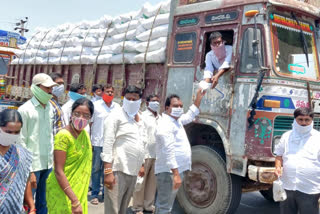 MLA AROORI RAMESH DISTRIBUTED FOOD POCKETS