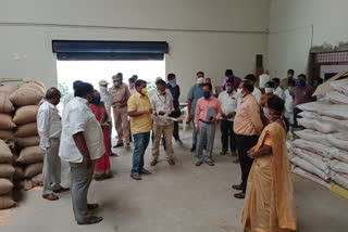 Nagarkurnool collector sridhar sudden visit to grain purchase centers