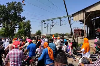 People were seen crossing railway tracks in corona critical situation at amritsar