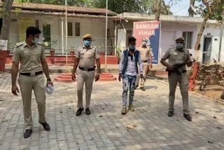 one crook arrested with pistol Sangam Vihar in delhi