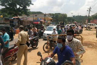 sakhaleshpur-tahsildar-manjunath-control-traffic-congestion