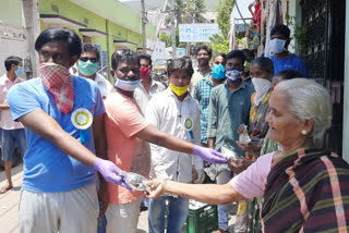 food distributed to poor people in vizag by toss organisation