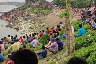 Drowning a boy into the Ganges