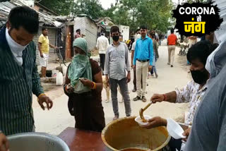 social worker distributing food in west delhi