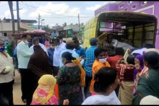 Buy vegetables from farmers and distribute them freely to the poor