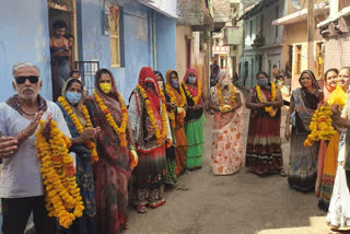 Cleaners were welcomed with flower garlands