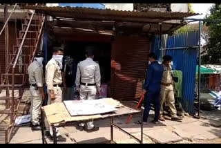 police taken action against electrician who opened shopped during lock down in hoshangabad