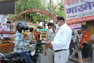 लॉकडाउन का पालन.