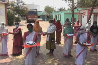 Sanitation worker honored by Gram Panchayat in thane