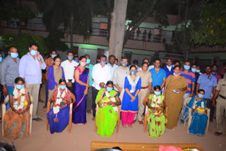 Five pregnant women simanta in a refugee center in Tumakuru