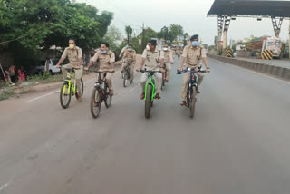 Police took out cycle march for awareness of Corona in Durg
