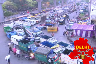 heavy Traffic outside Azadpur Sabzi Mandi delhi market open for 24 hours lockdown updates