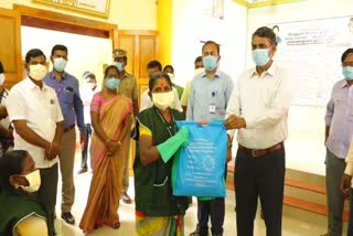 virudunagar District Collector eats lunches with the cleaning staff