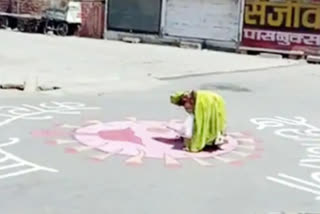 rajasthan-angry-woman-beating-chappal-to-corona