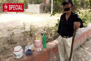 Jhaman Singh is setting an example by feeding food to stray animals and birds