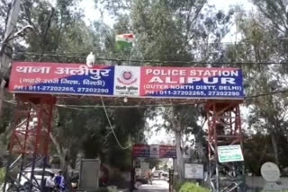 Policeman misbehaved and drunken from alipur police station video viral