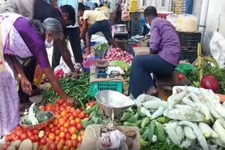 காய்கறிச் சந்தையில் நிர்ணயித்ததை விட அதிக விலைக்கு காய்கறிகள் விற்பனை