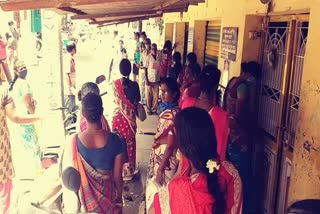 ration crowd corona tiruvannamalai  கூட்டுறவு நியாயவிலைக் கடை  தனிநபர் இடைவெளி  முகக் கவசம்  Personal space  Mask