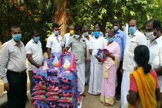 நிவரணப் பொருள்கள் வழங்கிய திமுக சட்டப்பேரவை உறுப்பினர்கள்