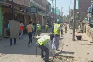 aligarh: stone pelting between police and public