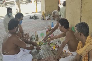 BJP party members in Mayiladuthurai staged a worship service for the victims of the corona virus