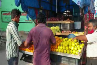 பழக்கடைகளுக்கு சீல் வைத்த அலுவலர்கள்