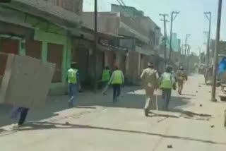 clash broke out between Police & a group of people in Aligarh