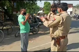 Kanpur: Police perform aarti of those violating lockdown