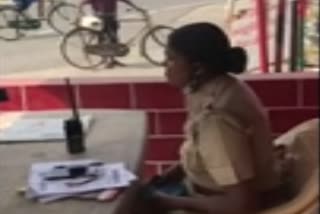 Police hit persion_viral video  திருப்பூர் மாவட்டச் செய்திகள்  உதவி ஆய்வாளர் பளார்  women police hit video  thiruppur women police attack video  police attack video  women si police hit the person