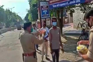 Police perform 'aarti' of people