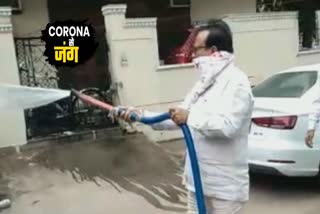 Former Mayor Narendra Chawla has sprayed sanitizer in Janakpuri during the corona