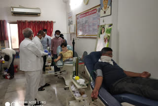 युवाओं ने किया रक्तदान, Youth donated blood