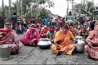 পানীয় জলের দাবিতে হাঁড়ি, কলসি নিয়ে বিক্ষোভ মহিলাদের