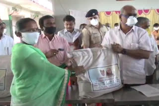 Umesh katti delivered to grocery kit for poor families in memory of father-mother