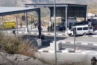 Israeli policeman stabbed Palestinian attacker killed east Jerusalem ഇസ്രായേൽ ജറുസലേം മാലെ അദുമിം