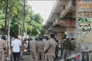 lucknow  hotspot  coronavirus  covid19  covid-19  locals attack police in lucknow  stone pelting at cops in lucknow  scuffle between cops and locals in lucknow  Police personnel attacked in Lucknow,one injured  ലഖ്‌നൗവിൽ പൊലീസുകാർക്ക് നേരെ ആക്രമണം; ഉദ്യോഗസ്ഥന് പരിക്ക്  ഉദ്യോഗസ്ഥന് പരിക്ക്