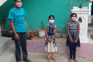 Children made masks by breaking the piggy bank in raipur