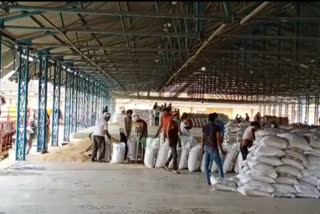 Heap of clutches at wheat procurement centers, inability to weigh produce in raisen