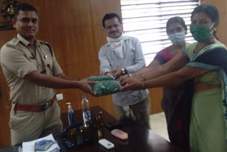 womens Prepare a clothes mask in lockdown time at Yadgiri